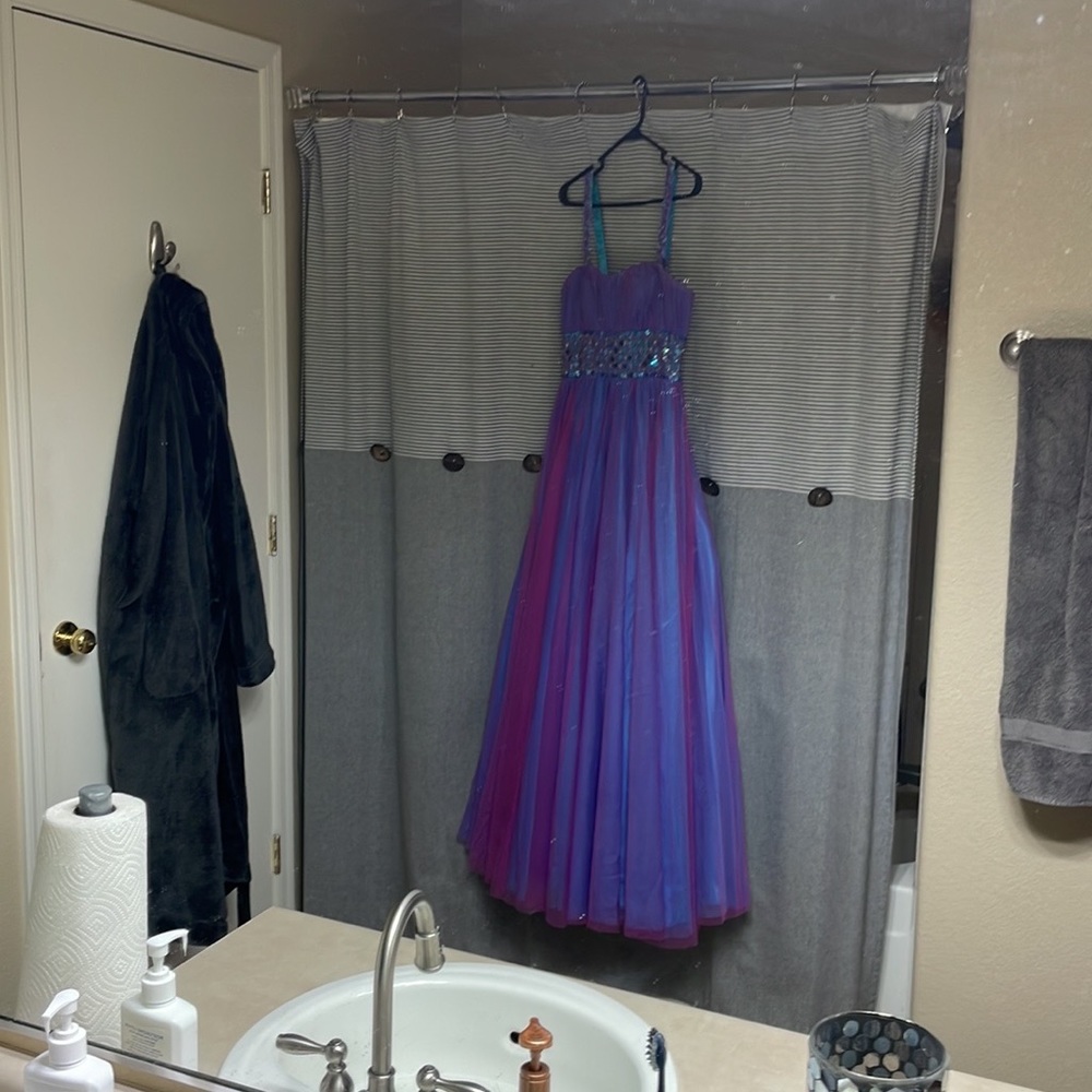 Gown / Prom Dress - Picture 10 of 13